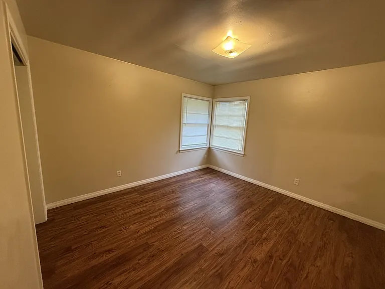 608 W Kings Rd — Photo 5