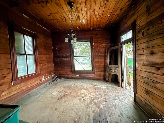 3rd image of 228 DASHIELL ST