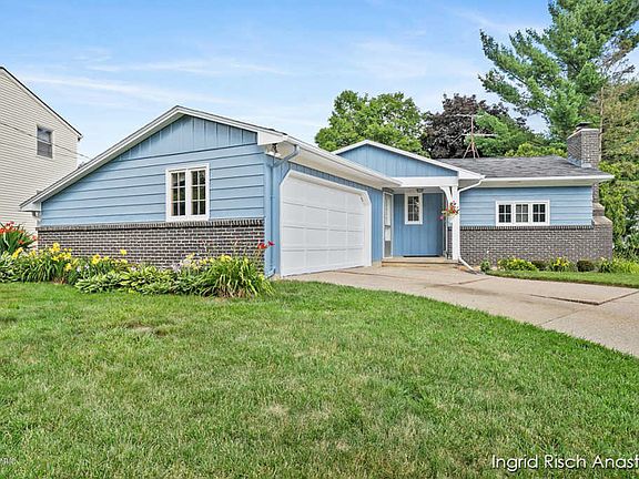 2nd image of 1264 Walwood Dr NE