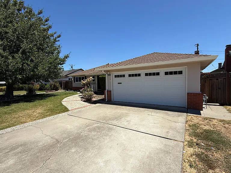 5376 Selma Ave — Photo 2