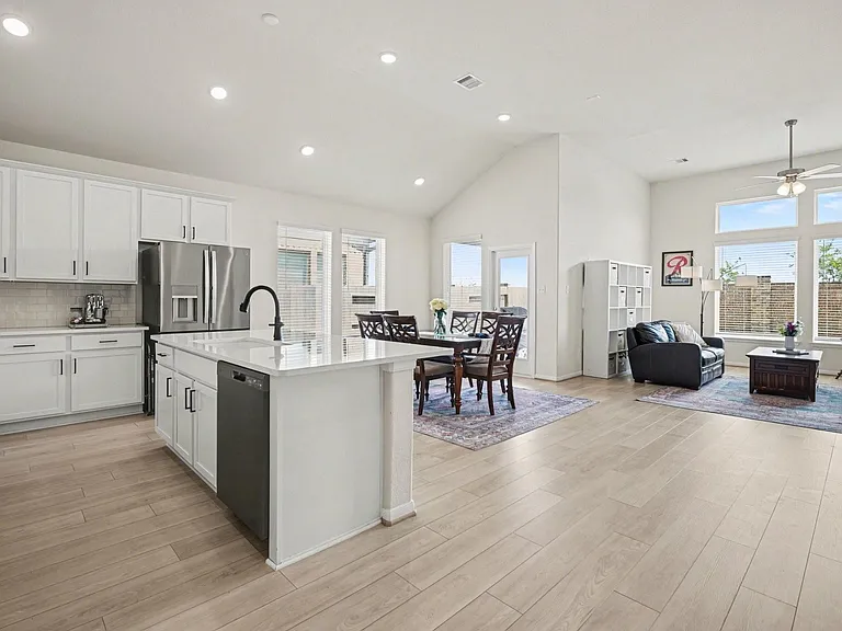 2214 Lierna Dr — Photo 5