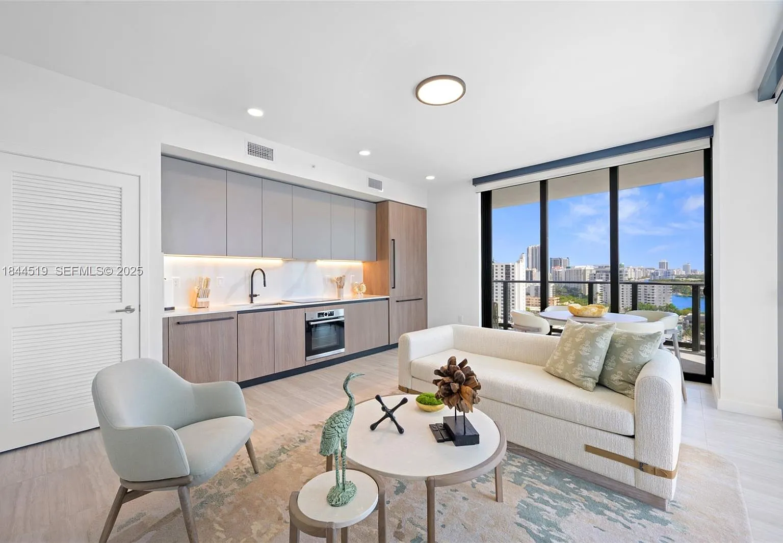 2 bed, 813 sqft, $9,000 — Photo 3
