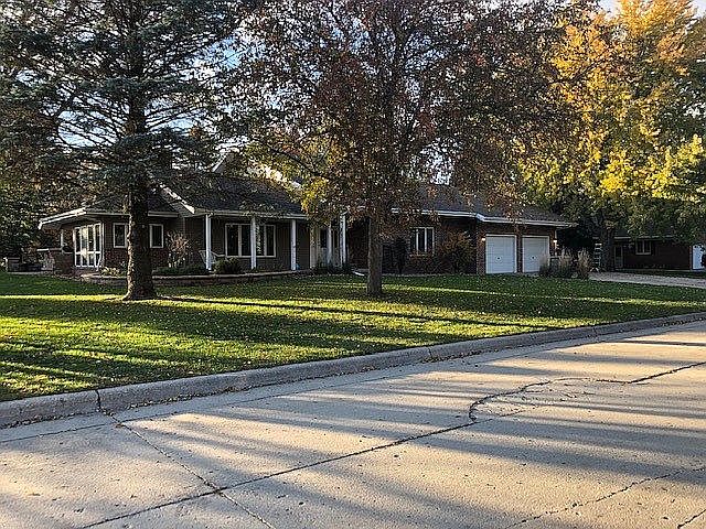 1st image of 904 Clover Ln