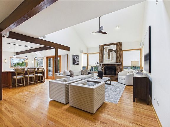 3rd image of 131 W Everett Rd