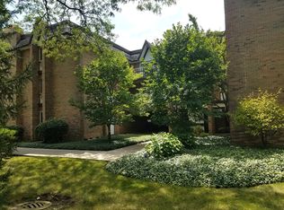 360 Claymoor APT 2F, Hinsdale, IL 60521