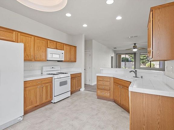 4th image of 374 Marigold Ln