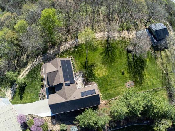 3877 Meadowview Ln SW, Iowa City, IA 52240