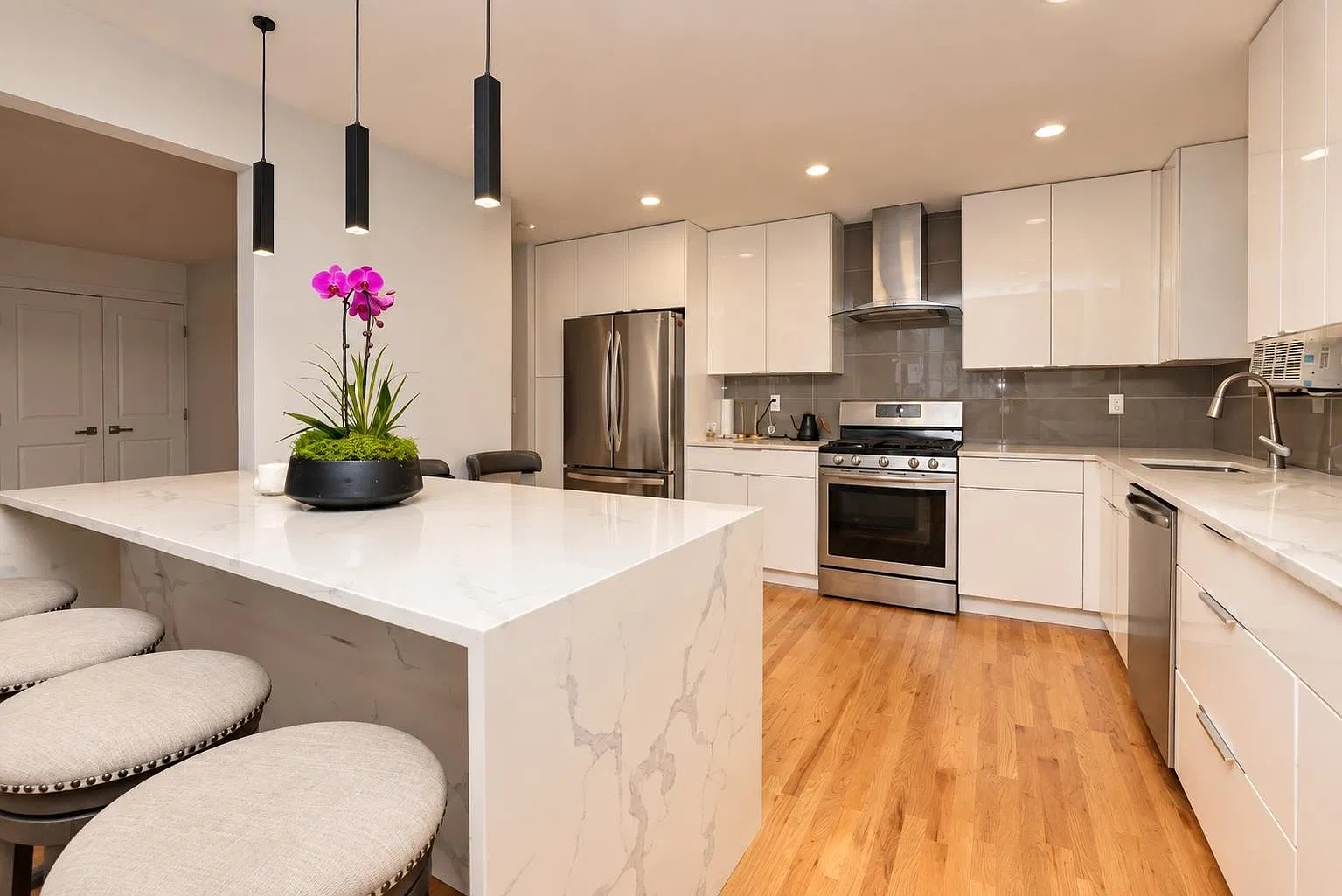3 bed, 2.0 bath, $4,500 — Photo 2