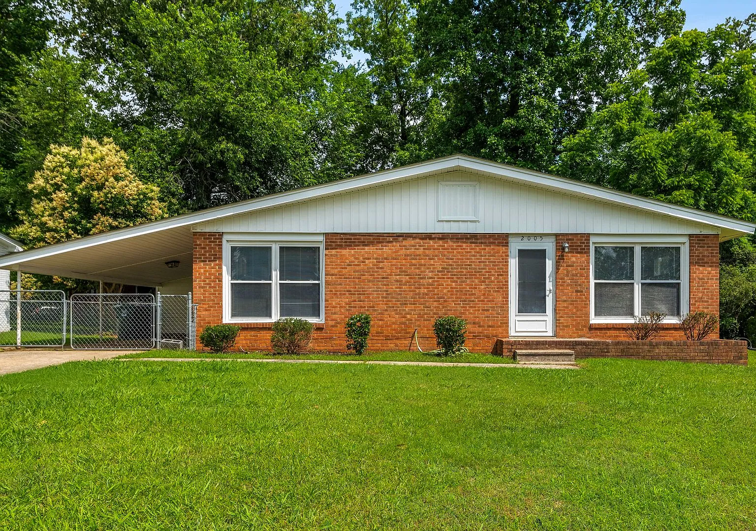 NE Desirable Neighborhood, Brick Home, Wood/Laminate Flooring, Vaulted Ceilings, Carport, Fenced! — Photo 1