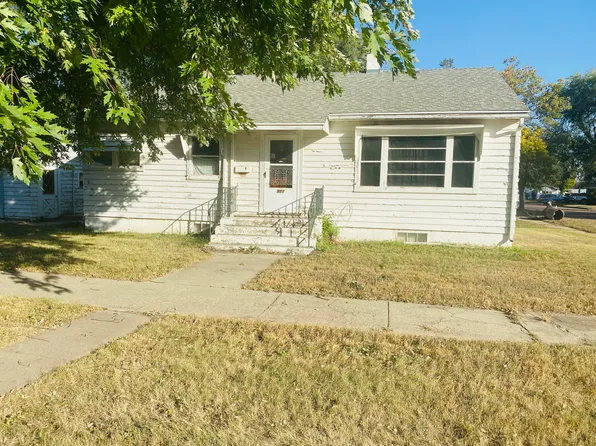921 8th St SW, Huron, SD 57350