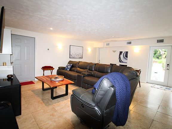 4th image of 521 35th Ave NE