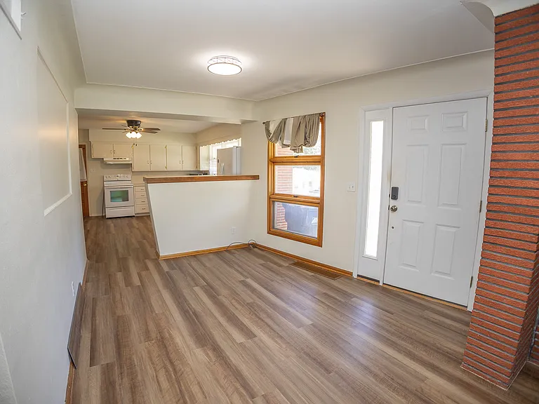 2401 Willow Dr — Photo 7