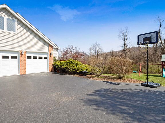 5th image of 1031 Nik Ryan Dr