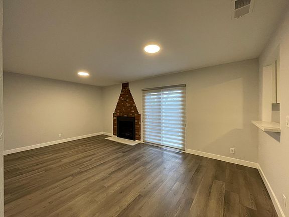 4th image of 1807 Oak St #1