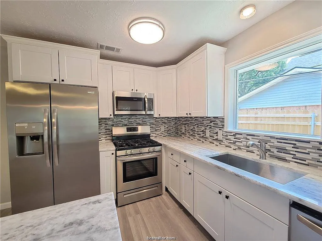 3 bed, 1141 sqft, $2,000 — Photo 3