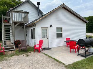 9499 S Nash Rd, Maple City, MI 49664