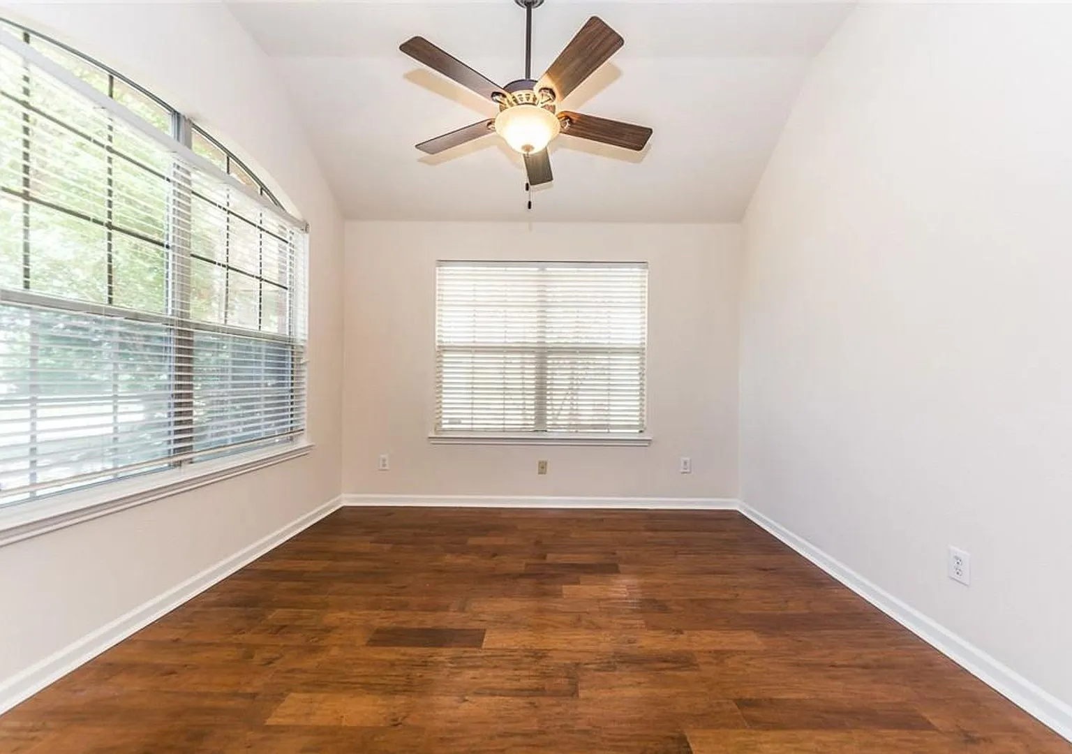 Beautiful Cozy One-Story Home! — Photo 4