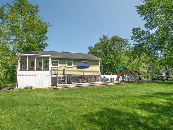 3rd image of 37 Pleasant St