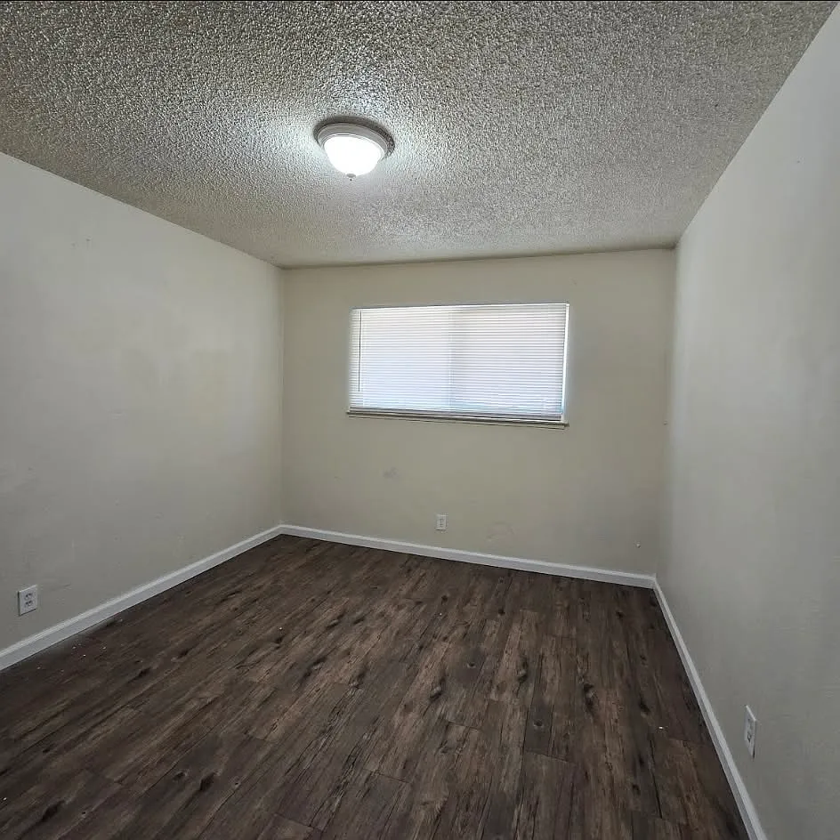 3 bed, 1.5 bath, 1020 sqft, $1,500 — Photo 3