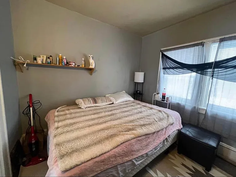 1090 Loeb St — Photo 7