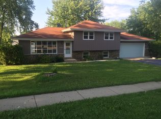 880 W Spring St, South Elgin, IL 60177
