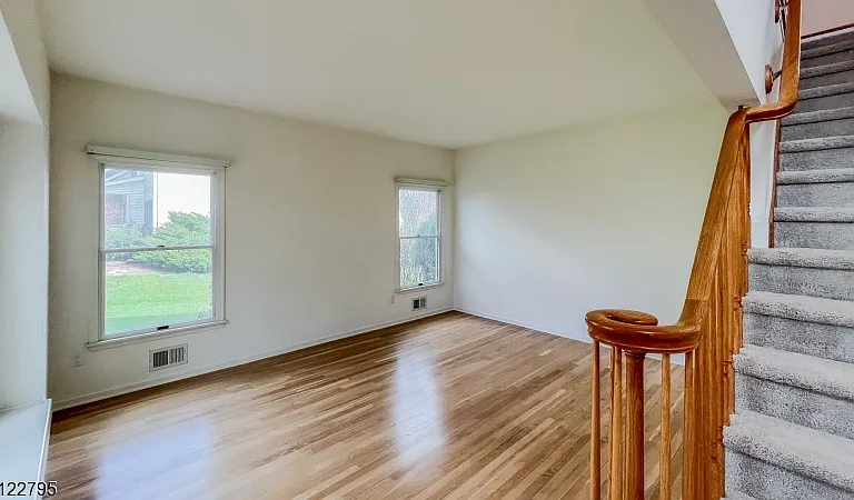 9 Collins Dr — Photo 2