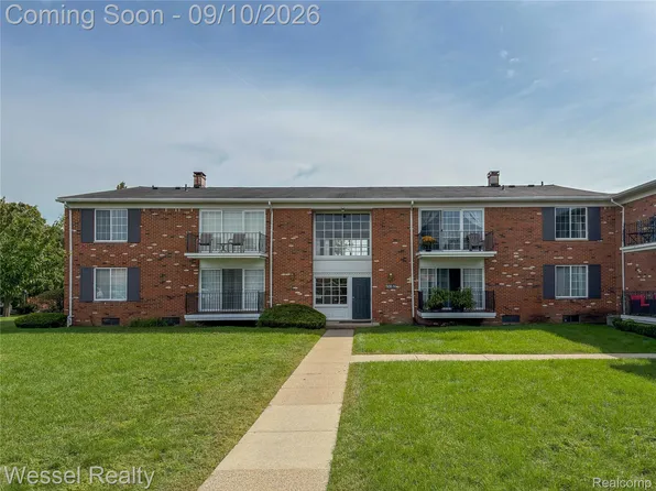 508 Fox Hills Dr N #A-7, Bloomfield Hills, MI 48304