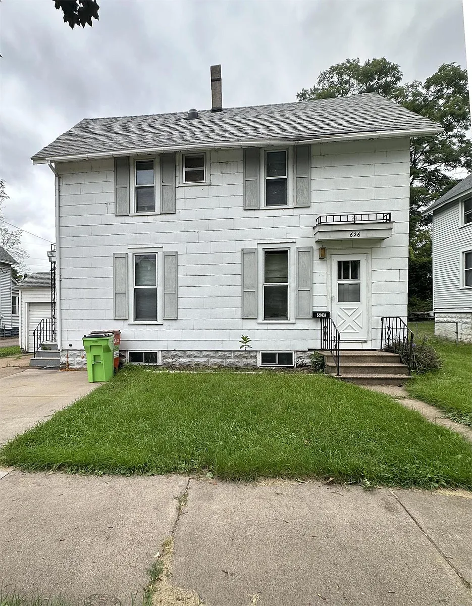 Primary Photo - 626 Lake St