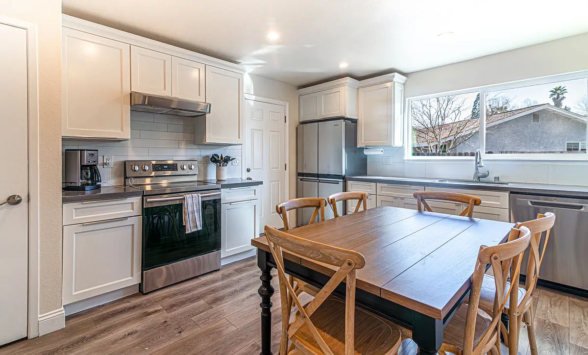 3 bed, 2.0 bath, 1100 sqft, $4,950 — Photo 1