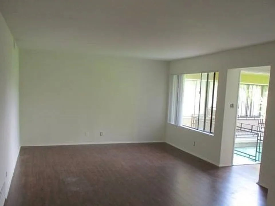 1350 N Crescent Heights Blvd