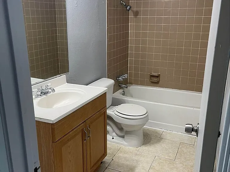 APT02-COLEMAN — Photo 2