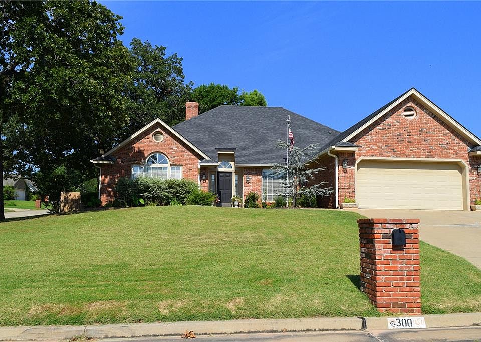 1st image of 300 Club House Dr