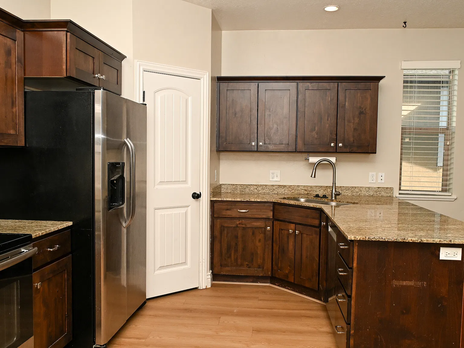 5 bed, 3.0 bath, 2460 sqft, $2,200 — Photo 3