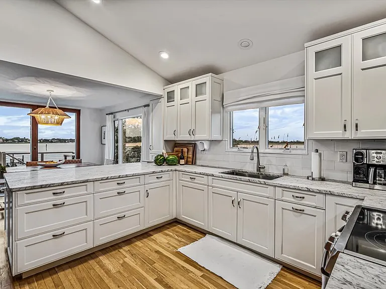 192 Dune Rd — Photo 10