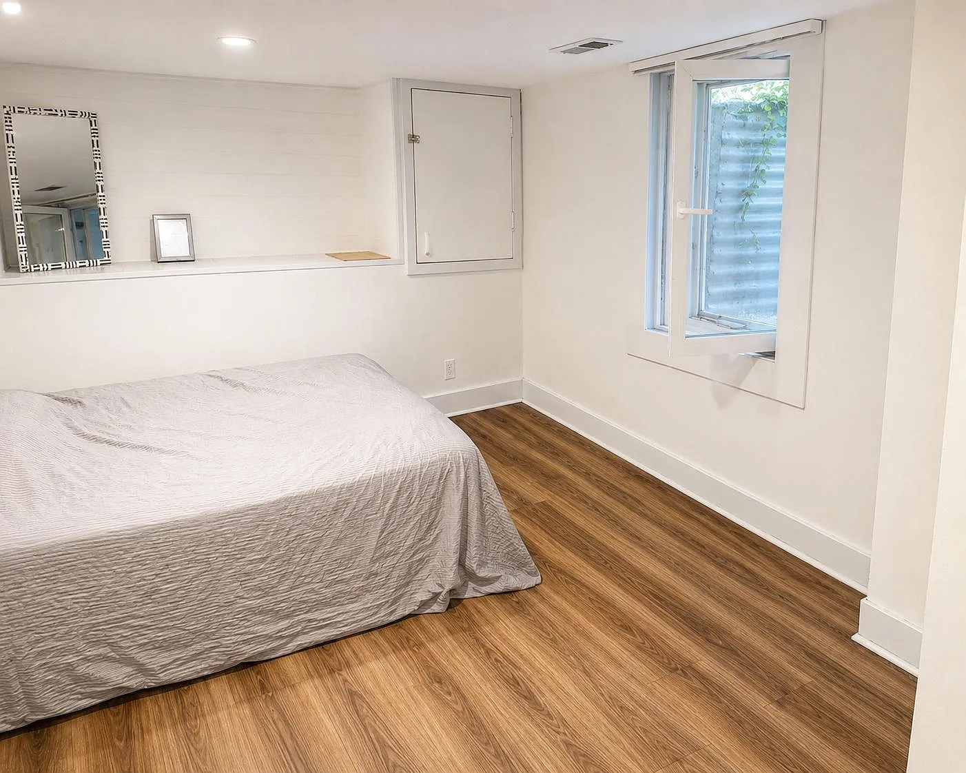 2 bed, 1.0 bath, 2400 sqft, $953 — Photo 1