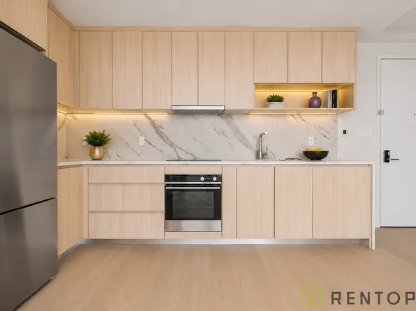 960 Franklin Avenue image 1 of 19