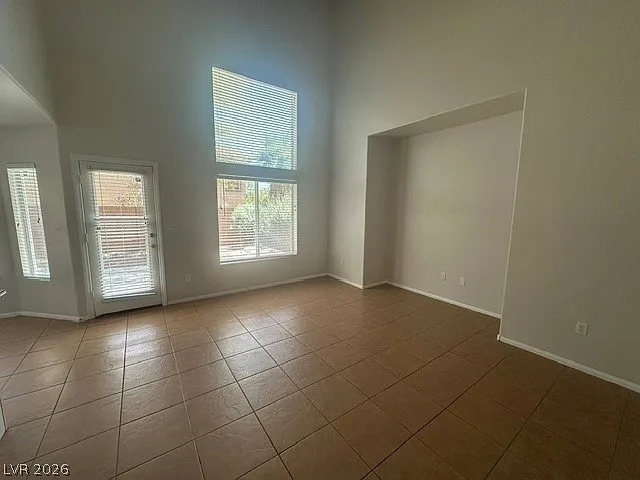 574 Poplar Leaf St — Photo 2