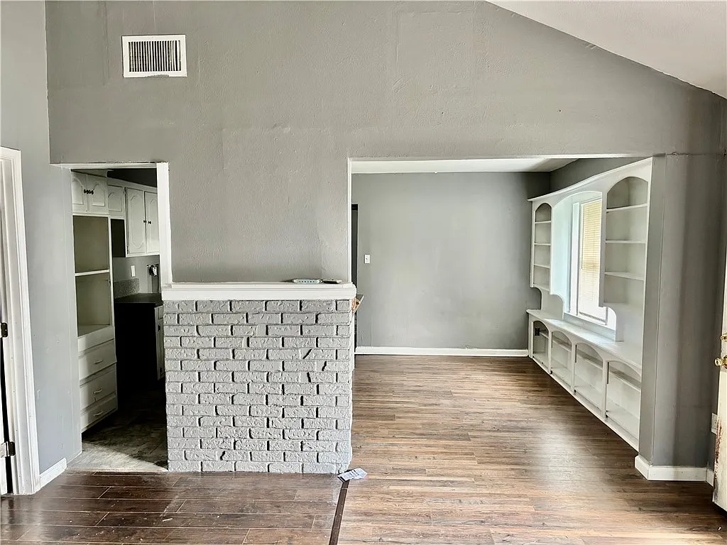 2 bed, 1.0 bath, 2210 sqft, $1,200 — Photo 3