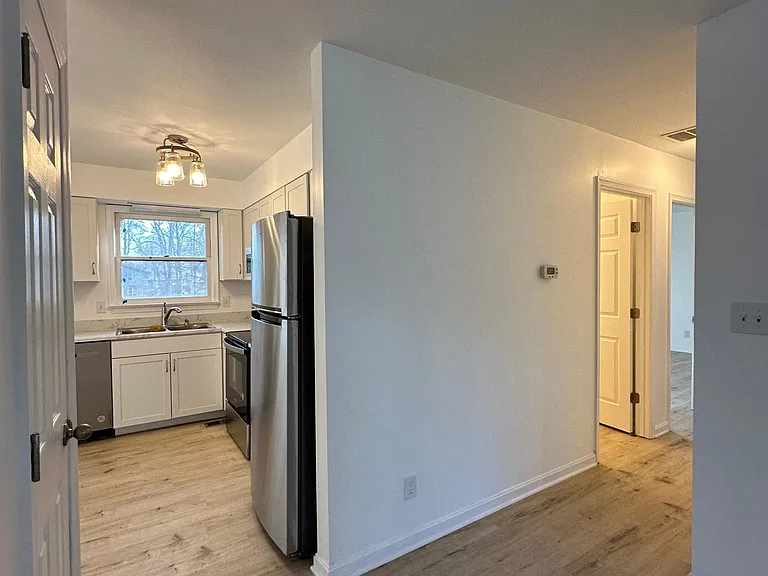 104 Durham Dr — Photo 4