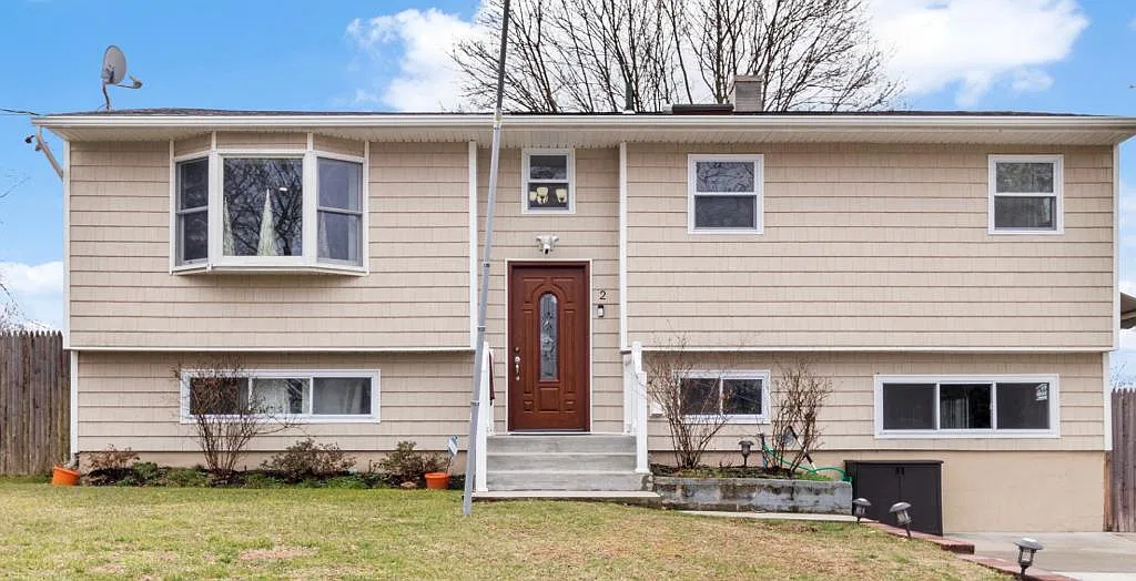5 bed, 2200 sqft, $5,500 — Photo 1