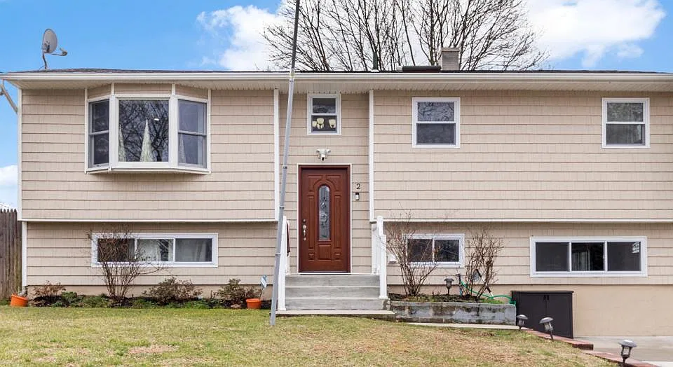 2 Somers Ln