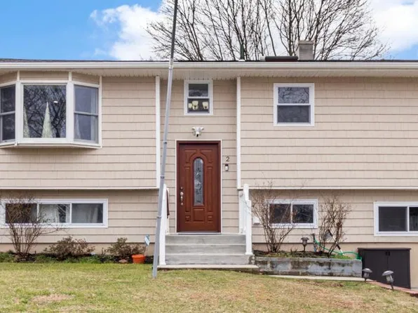 2 Somers Ln, Farmingville, NY 11738