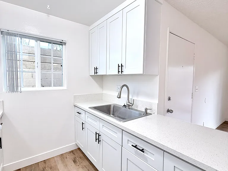 12521 Saticoy St #7 — Photo 11