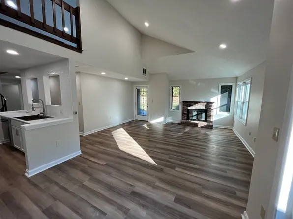 15 Country Club Ln #D, Milford, MA 01757
