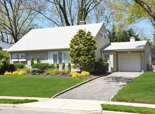 17 Wakefield Ave, Port Washington, NY 11050