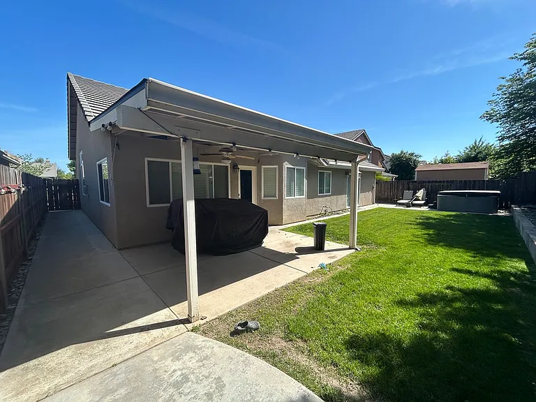 2464 Oak Crest Dr — Photo 4