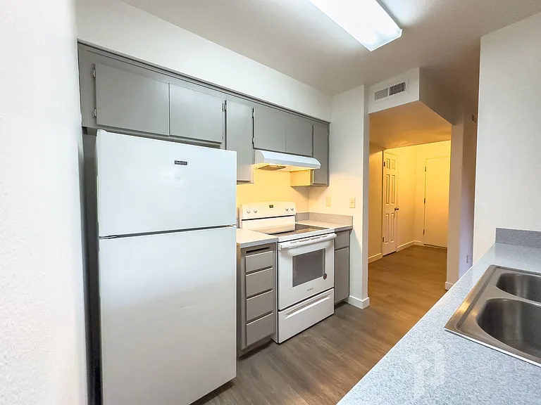 711 W East Ave — Photo 5