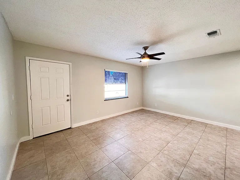 Lakeside Cove Apartments — Photo 3