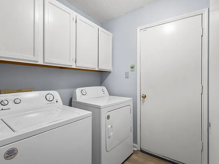 2445 Claremont Dr — Photo 13