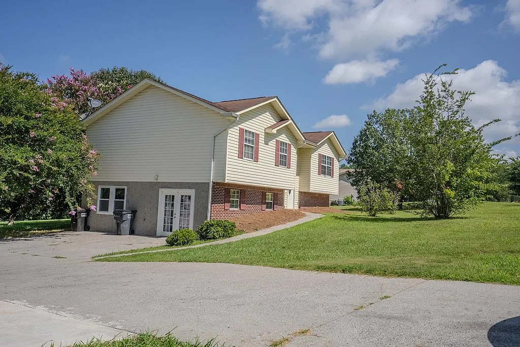 4 bed, 2440 sqft, $2,400 — Photo 1